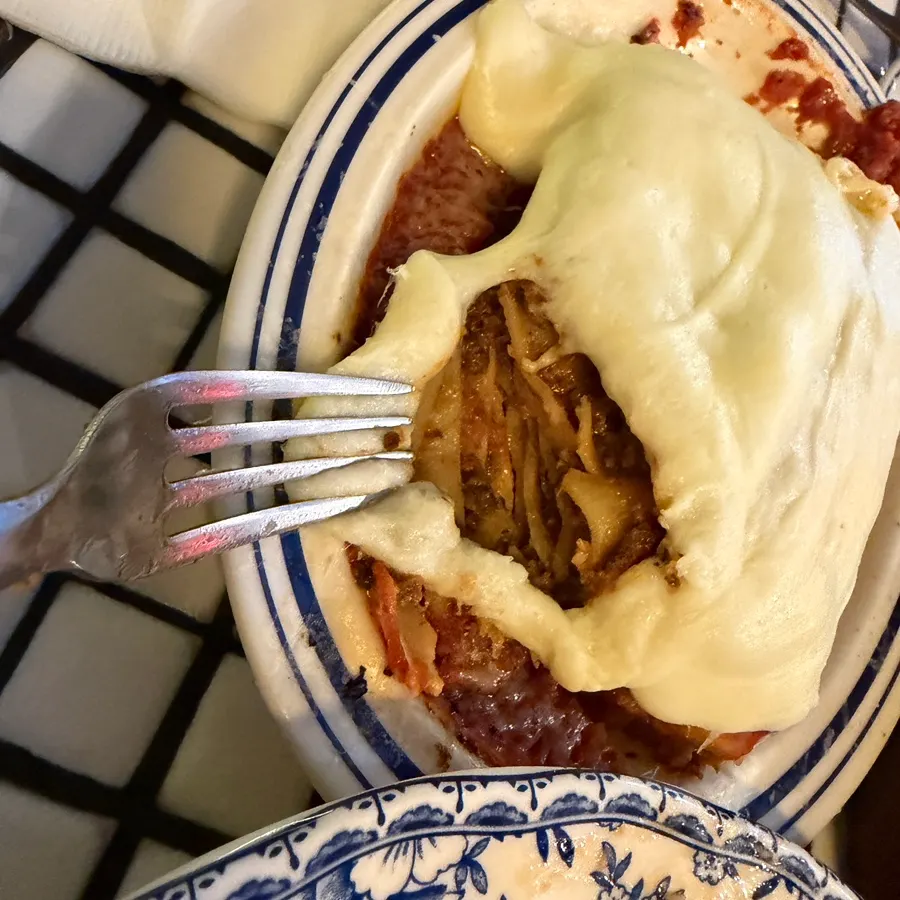 치즈 아래 겹겹이 쌓인 라쟈냐 단면