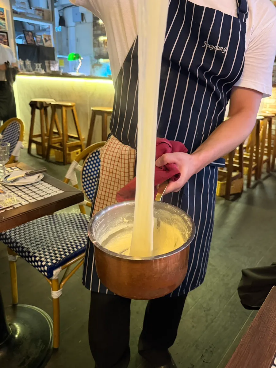 셰프가 직접 치즈를 부어주는 라쟈냐 서빙