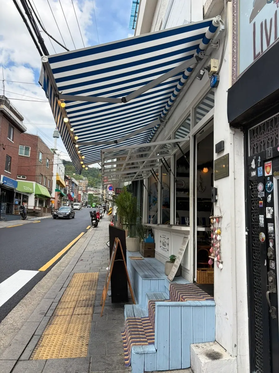 파스타와 스테이크를 함께 놓은 테이블
