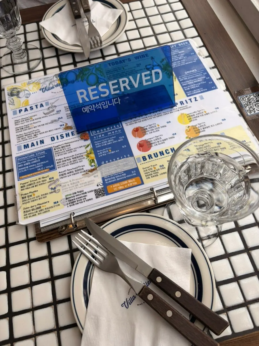 Prettily set reserved table at Villa de Blue