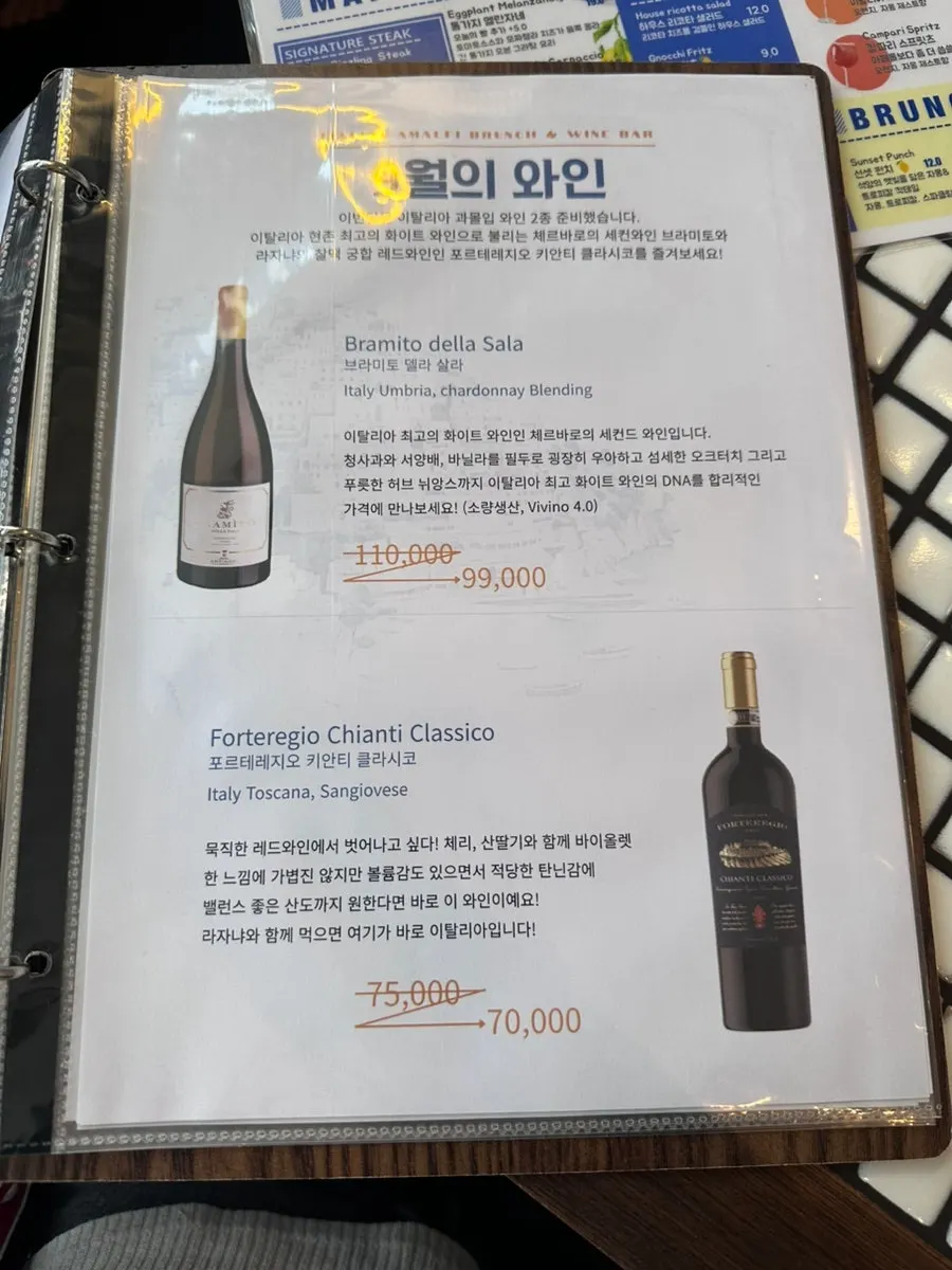 빌라드블루 창가 쪽 세로 구도 실내 사진
