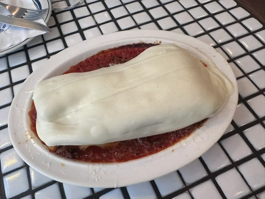 주문한 알리고 치즈 라자냐 서빙 장면