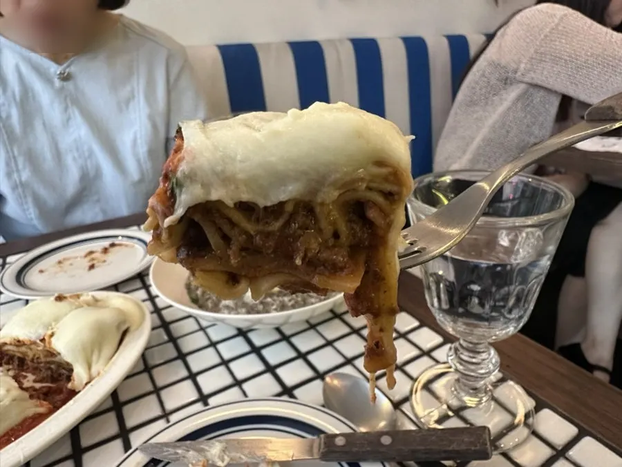 치즈가 흘러내리는 알리고 치즈 라자냐 단면