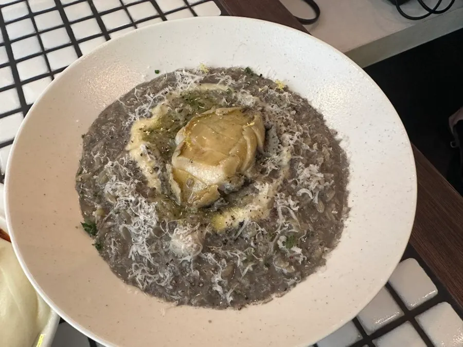 전복이 올라간 먹물 리조또 한 접시