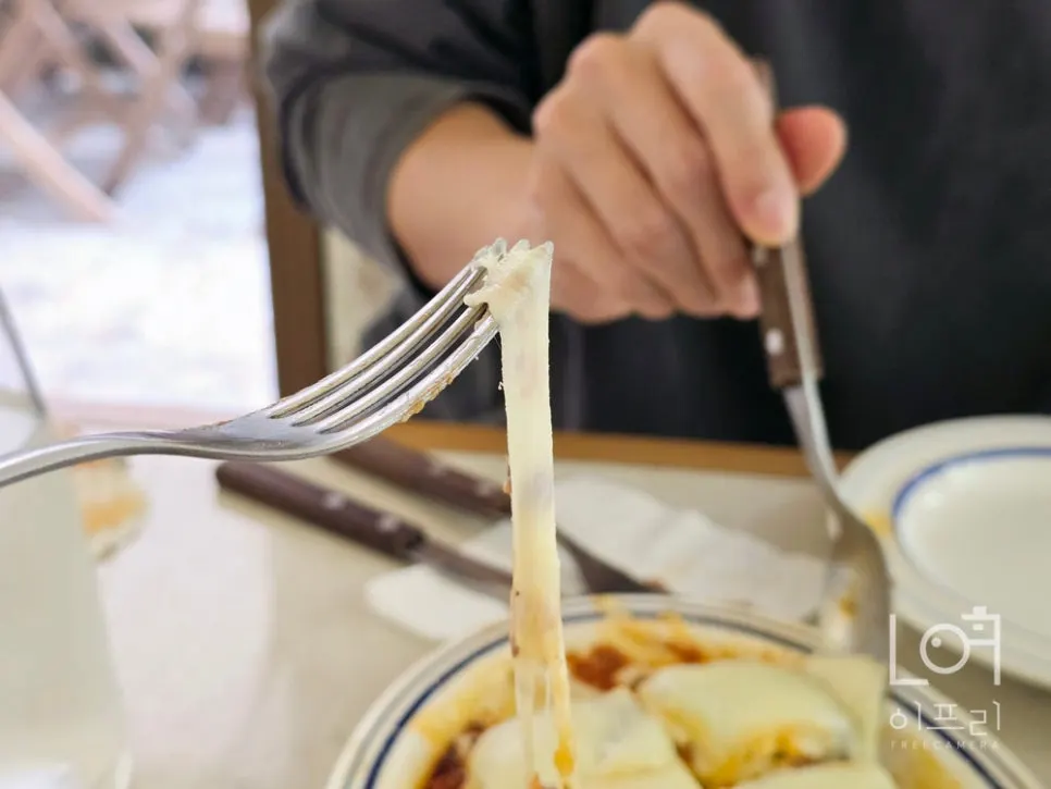 겹겹이 쌓인 라자냐 면과 소스