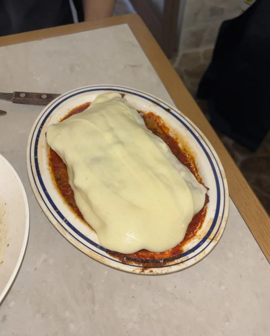 알리고 치즈가 올라간 라자냐 한 접시