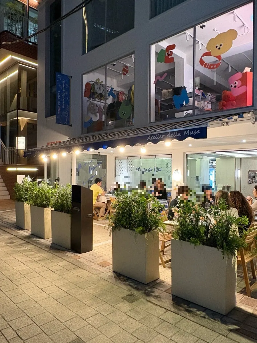 Full view of the entrance to the Billadeubeulleu Seongsu building