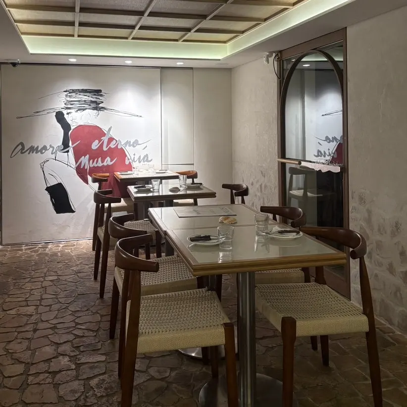 Interior decor with a sketch of a woman on the wall