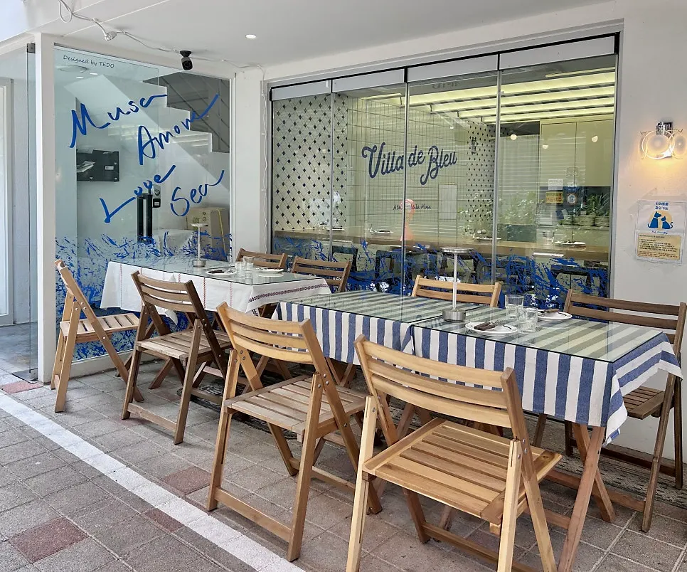 Outdoor terrace seating at Billadeubeulleu Seongsu