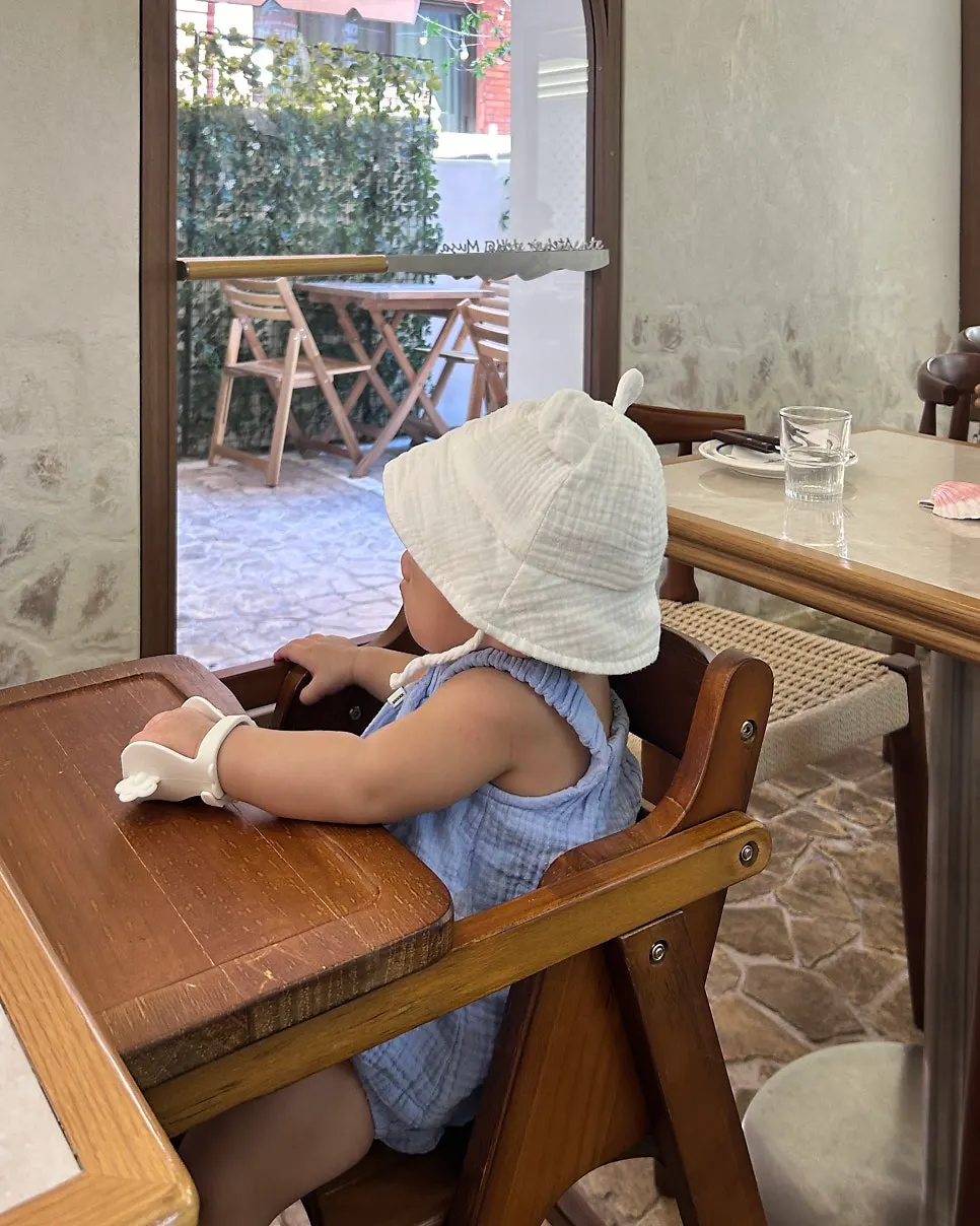 Indoor table seat with a baby