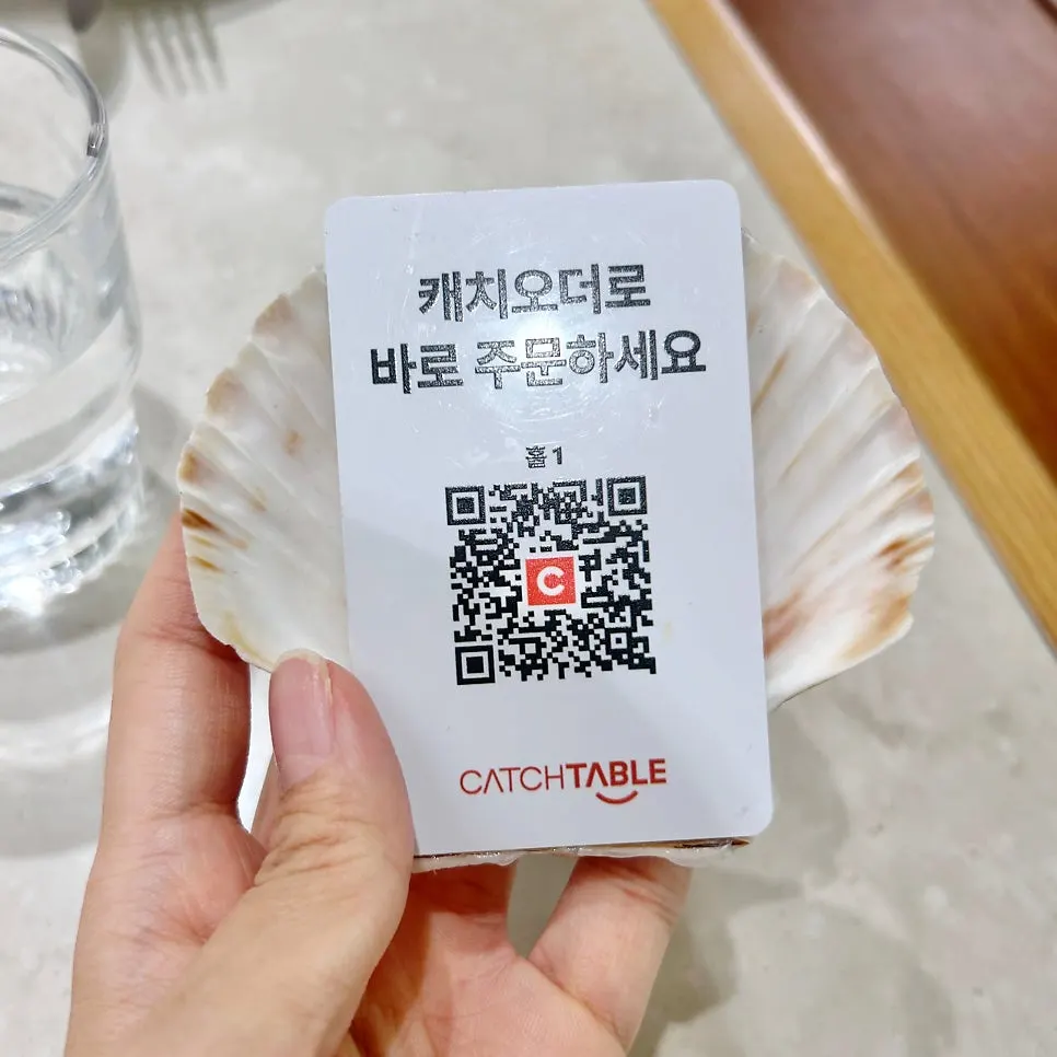 Seashell QR ordering device on the table