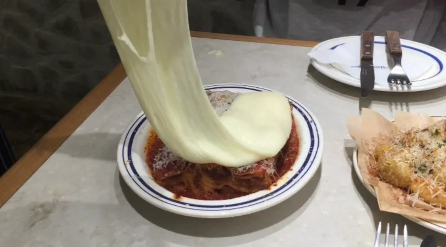 토마토소스 알리고 치즈 라자냐 한 접시