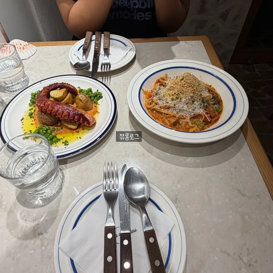 테이블에 차려진 뽈뽀맘보와 파스타