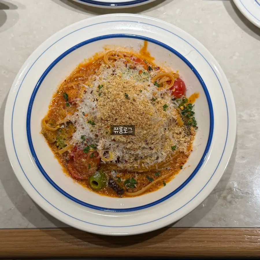 토마토 오일 파스타 면을 들어 올린 모습
