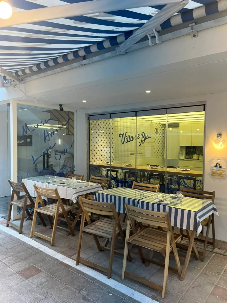 Outdoor terrace seating at Billadeubeulleu Seongsu