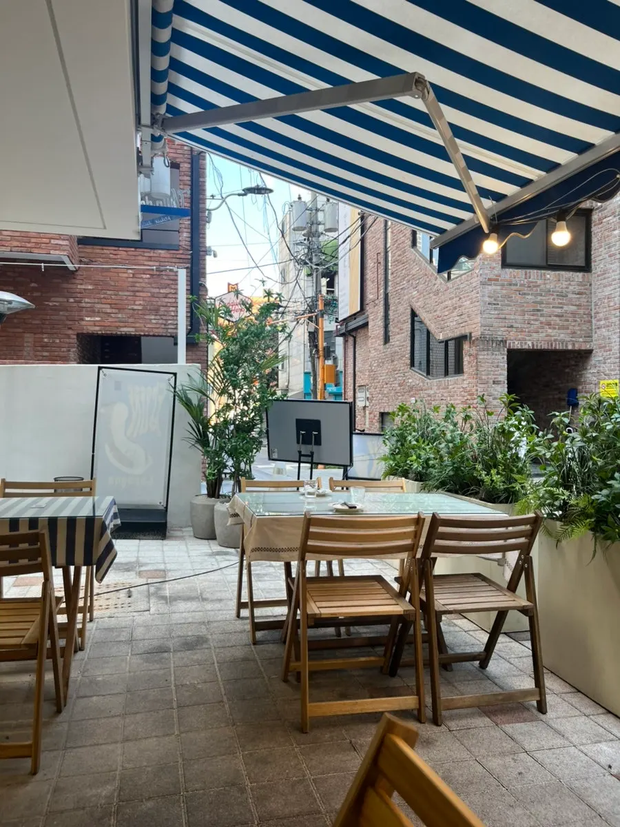 Terrace seats and decor at Billadeubeulleu Seongsu