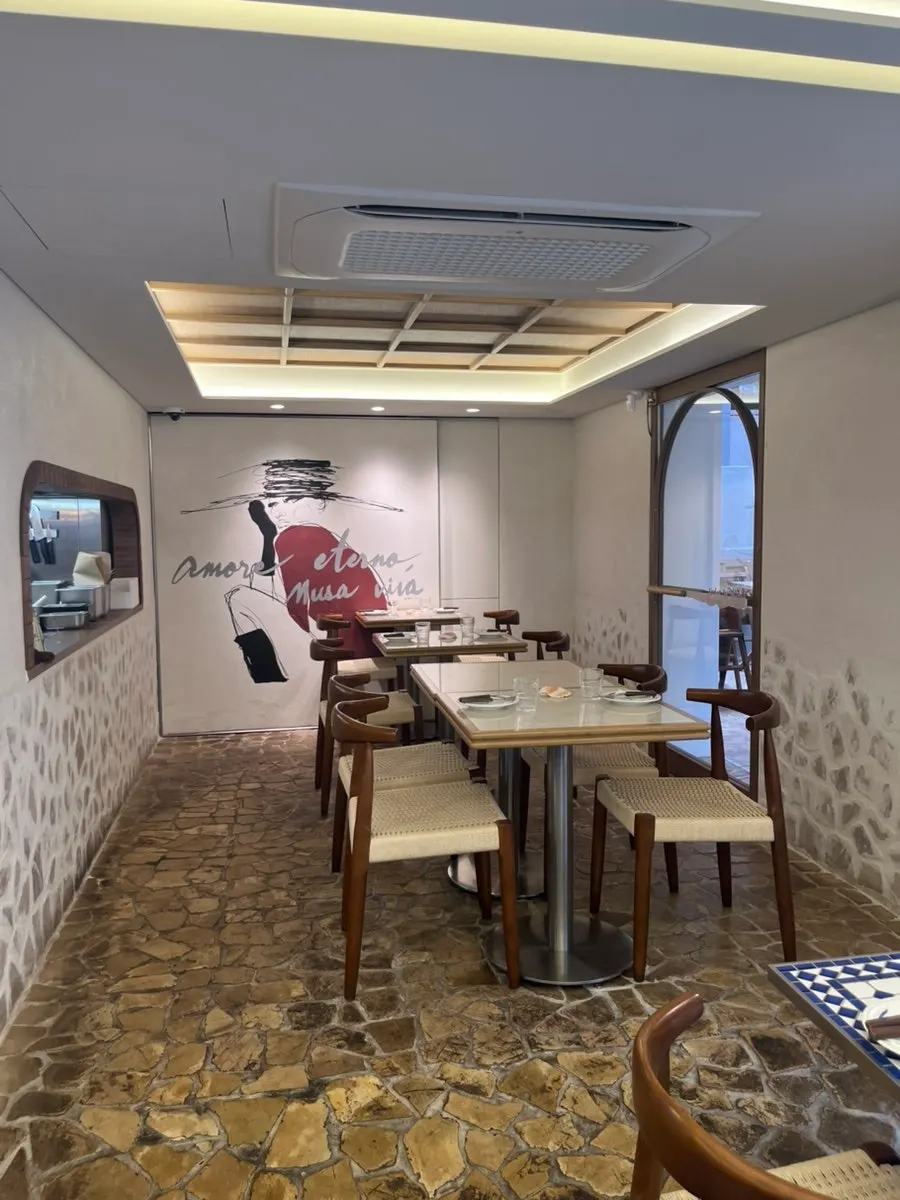 Quiet interior of Billadeubeulleu Seongsu on a weekday afternoon