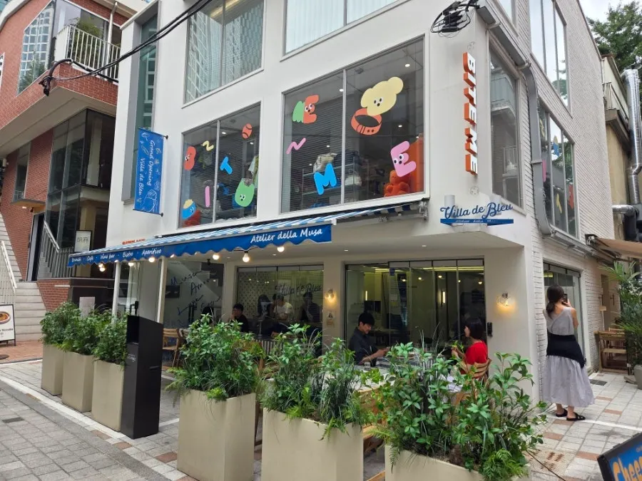 서울숲 초입 빌라드블루 성수 입구와 테라스 자리