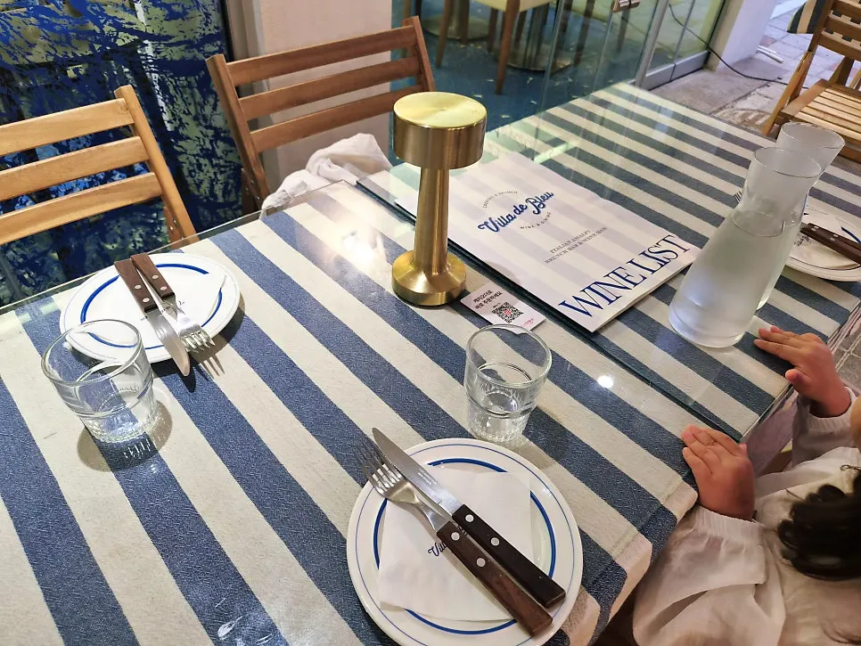 골목을 바라보는 테라스 테이블