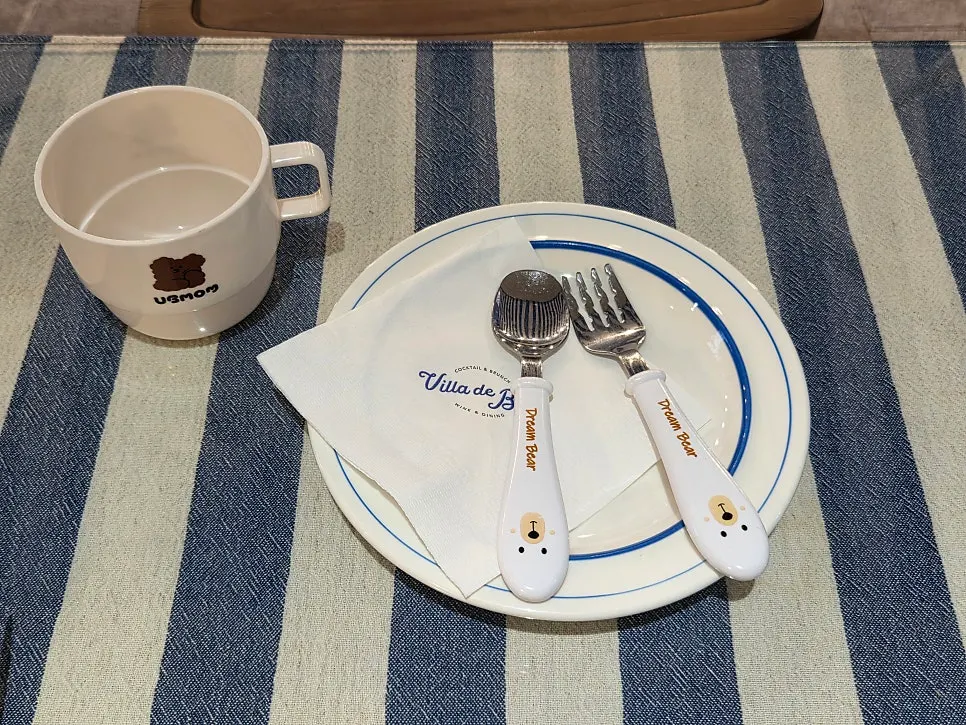 아이용으로 세팅된 아기 식기와 물컵