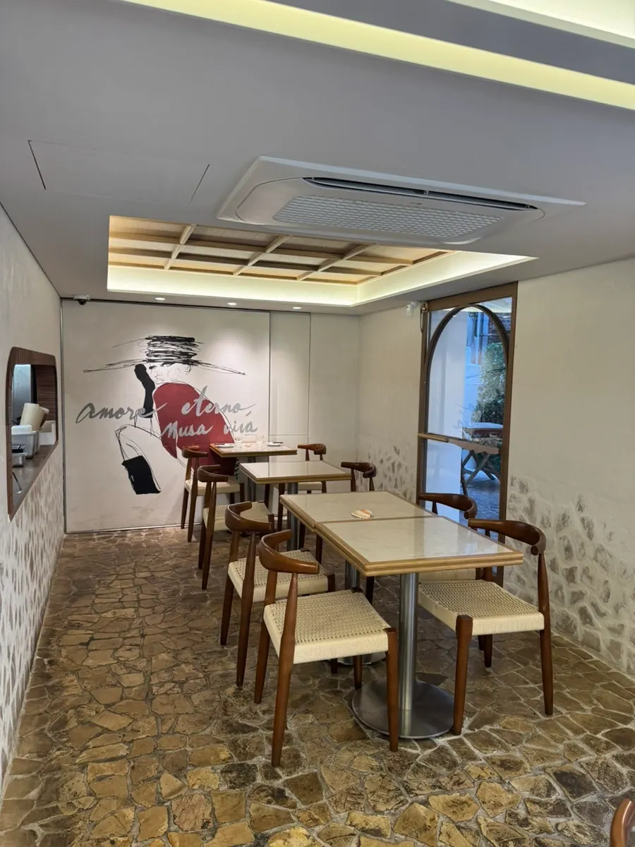 Indoor seating at Billadeubeulleu Seongsu
