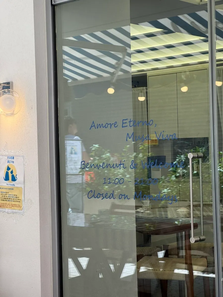 Business hours sign for Billadeubeulleu Seongsu