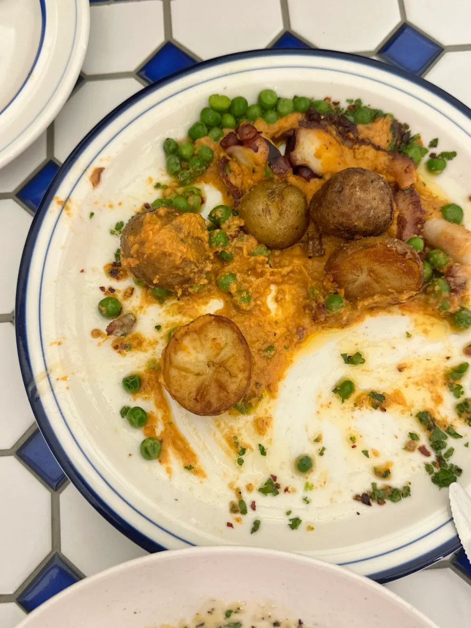 테이블에 함께 차려진 세 가지 메뉴