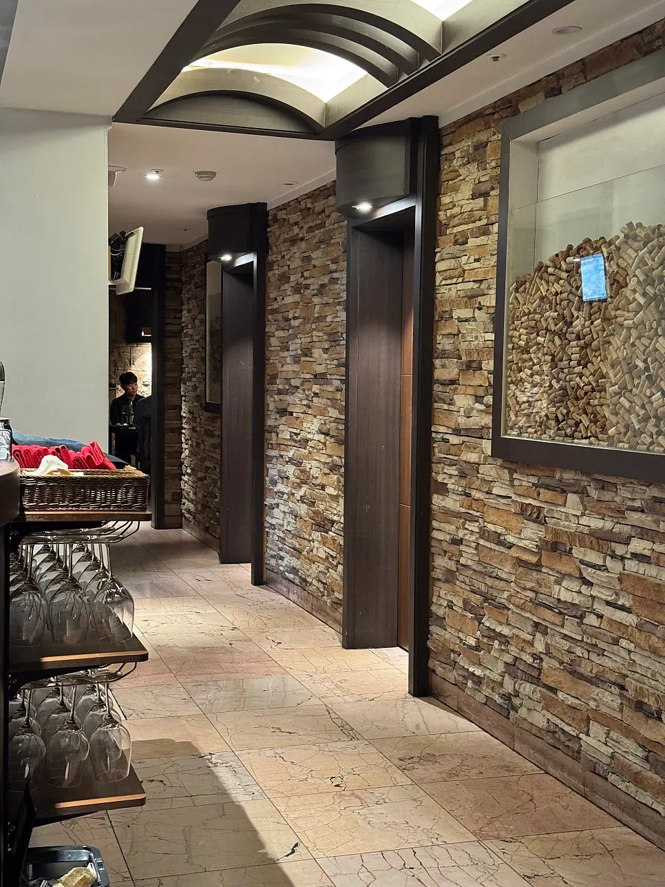 Entrance passage leading down to Vinovine on the basement level