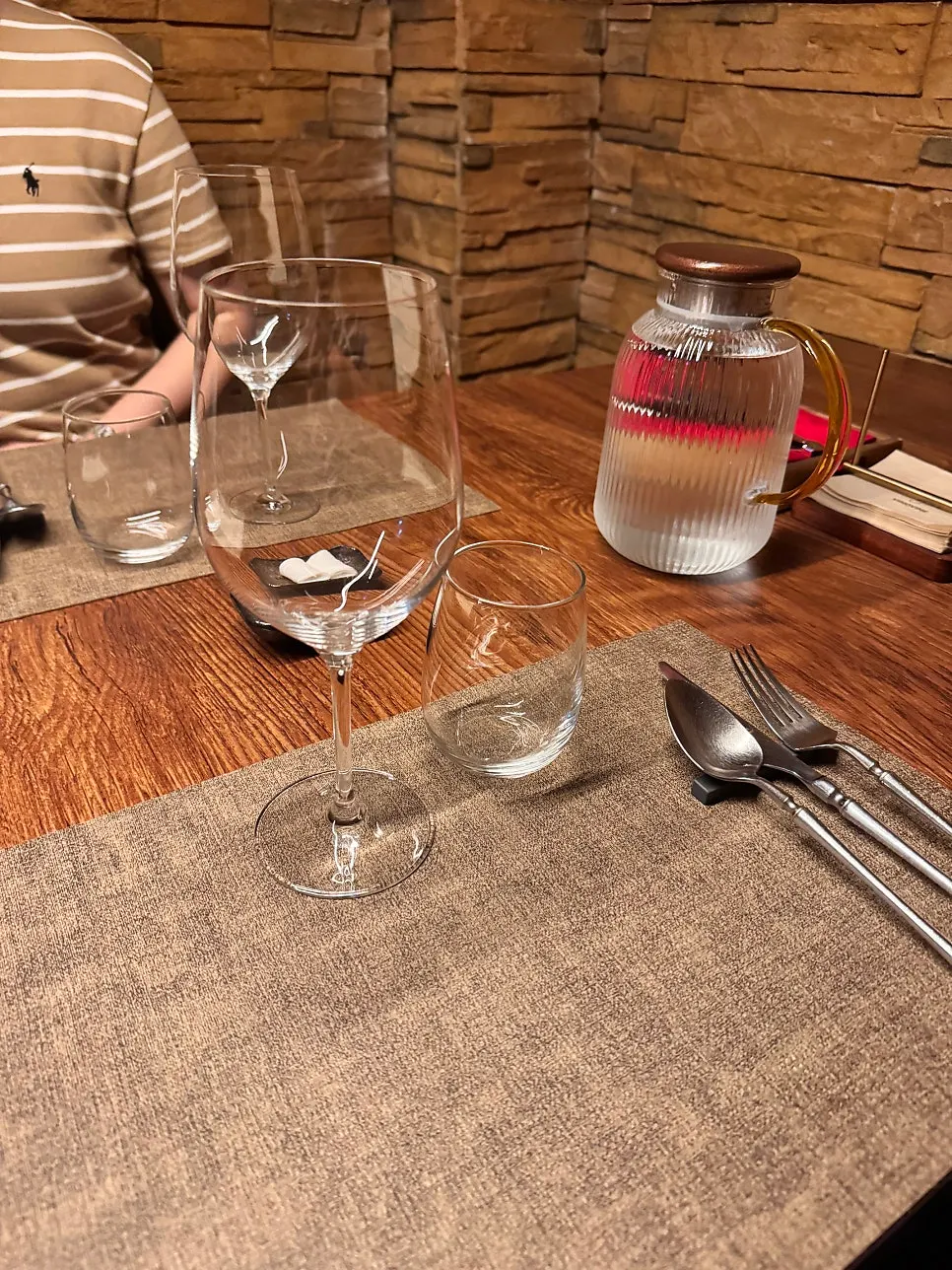 Table setting in the private room