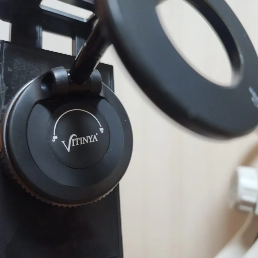 Car phone mount with 360-degree rotation