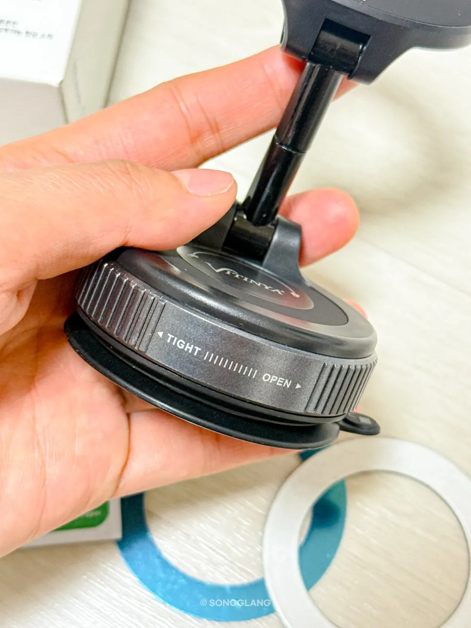 Foldable car mount with an adjustable angle