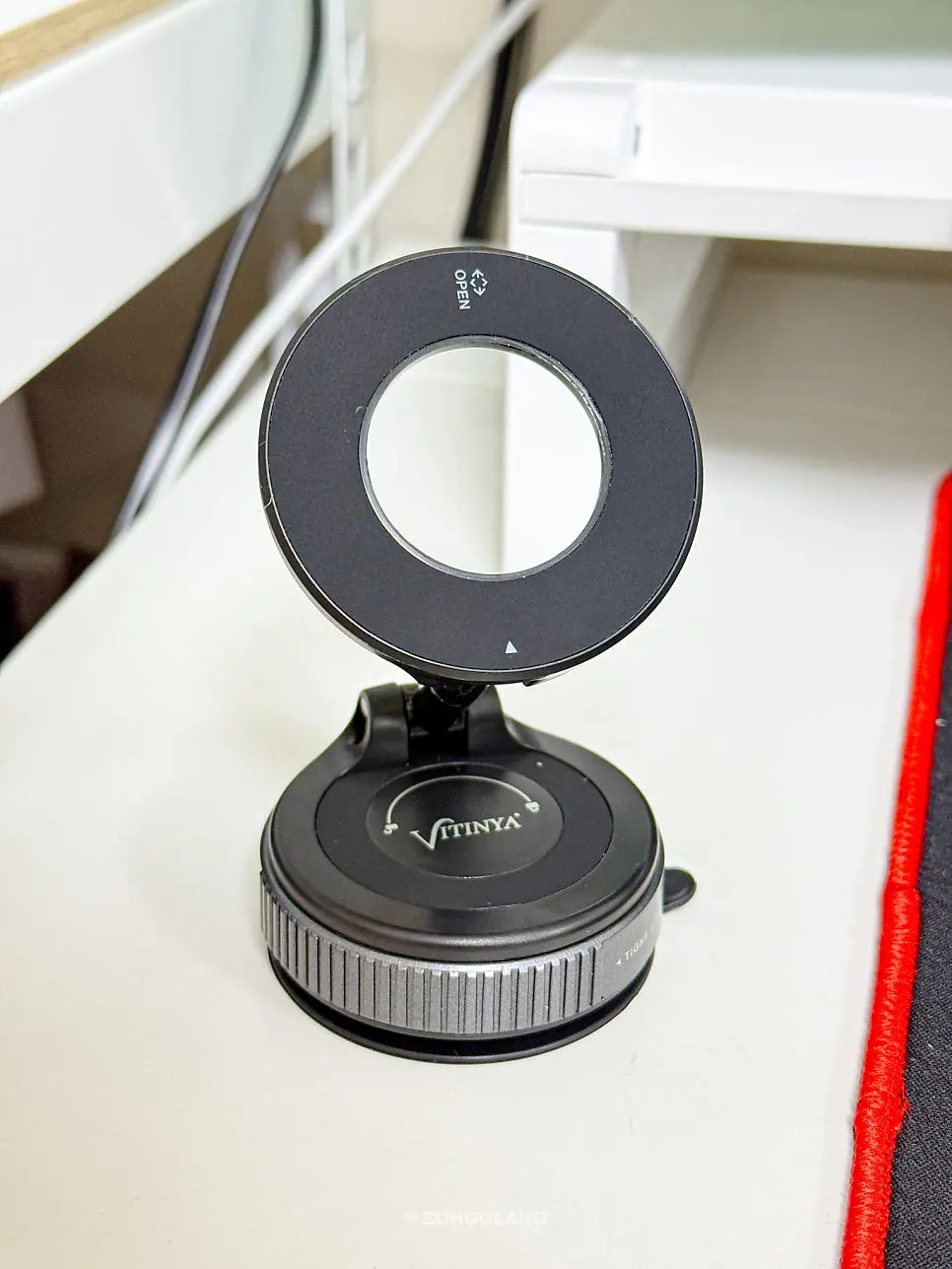 Magnetic mount used to hold a phone and tablet