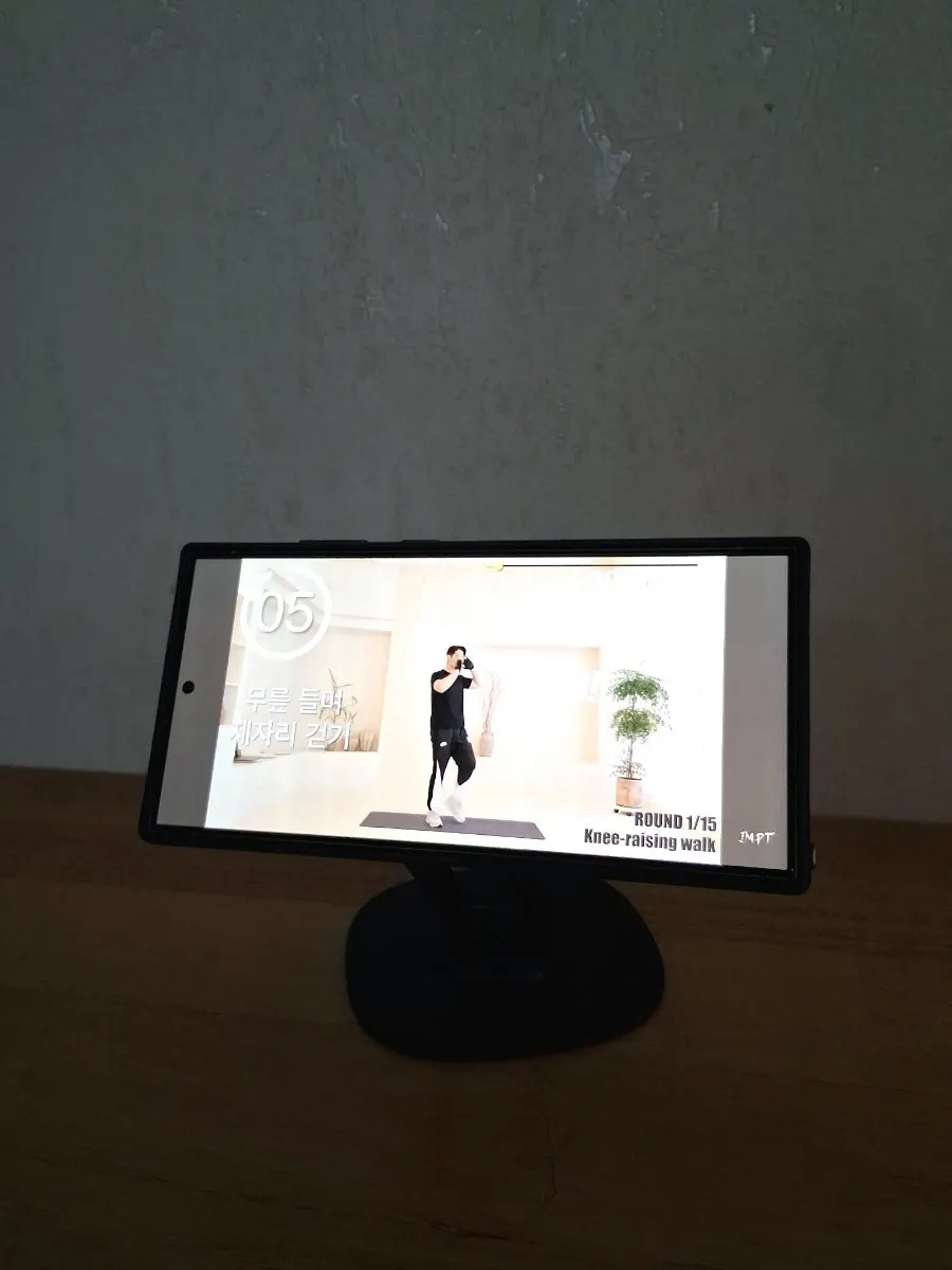 일상에서 휴대폰을 세워 쓰는 비티냐 거치대