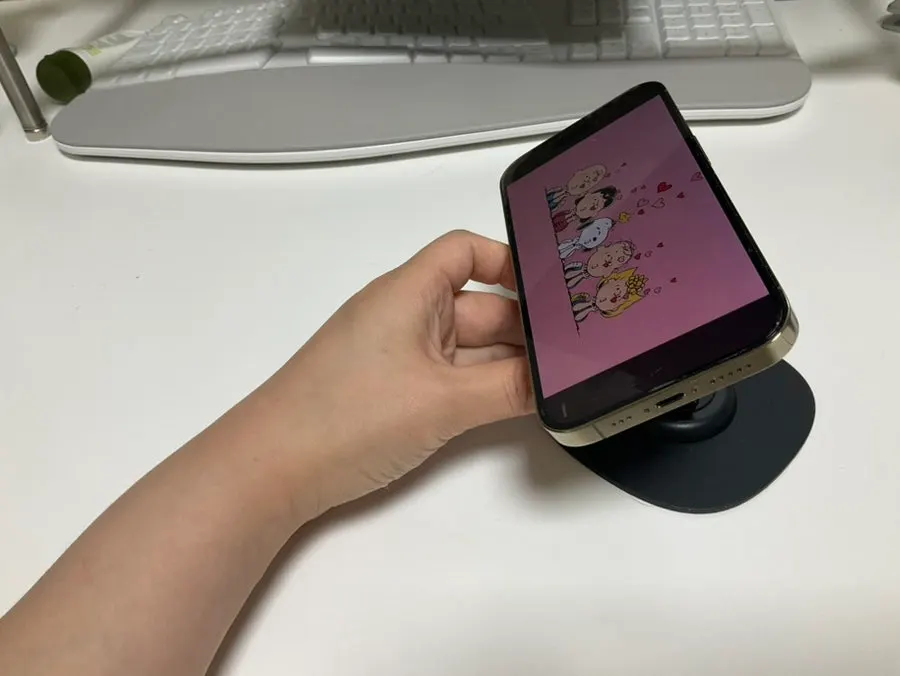 방향을 바꿔 사용하는 비티냐 맥세이프 거치대