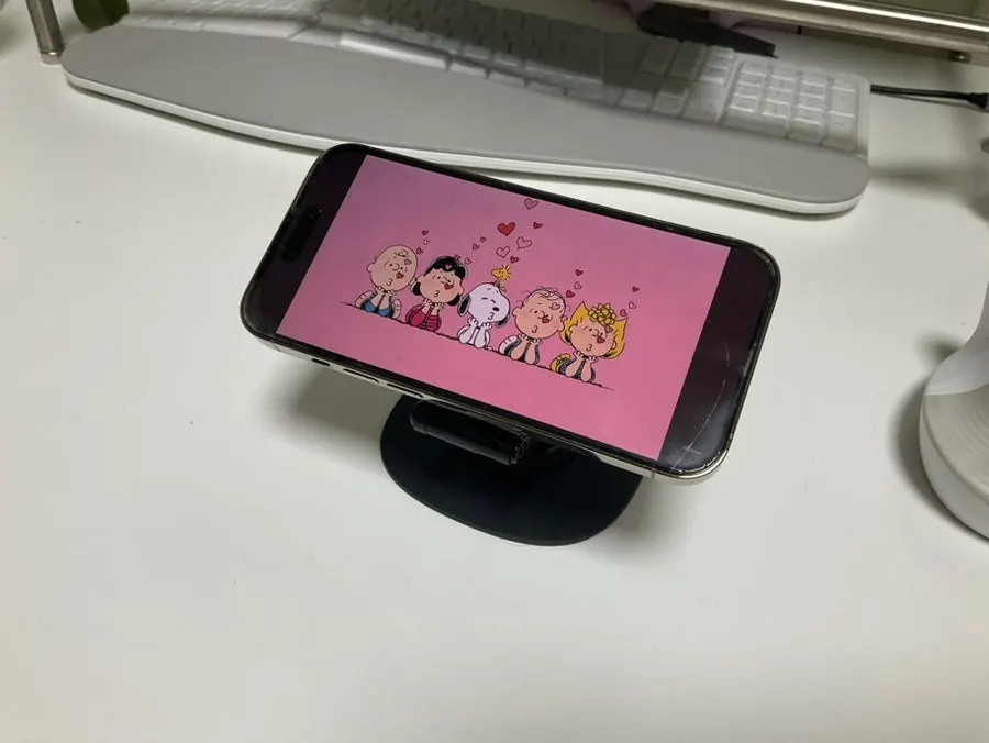 무광 재질로 마감된 비티냐 맥세이프 거치대