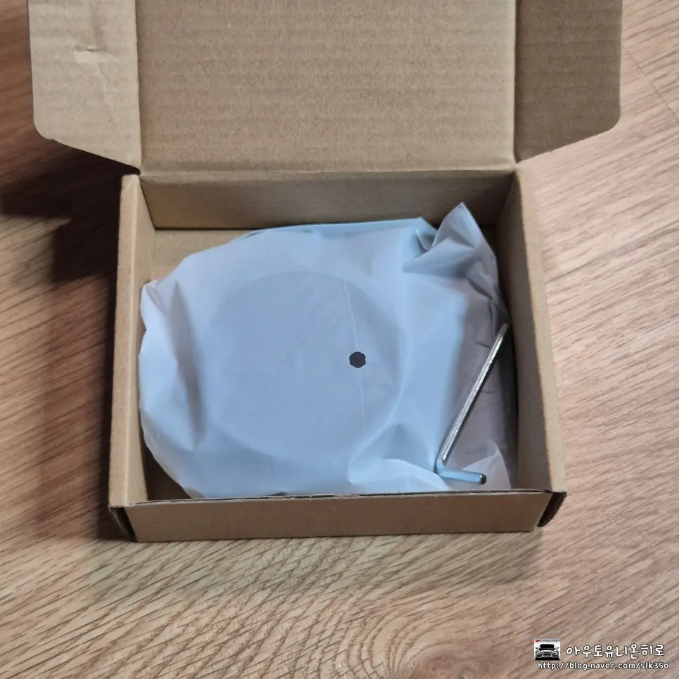 Vitinya MagSafe phone stand folded small for storage