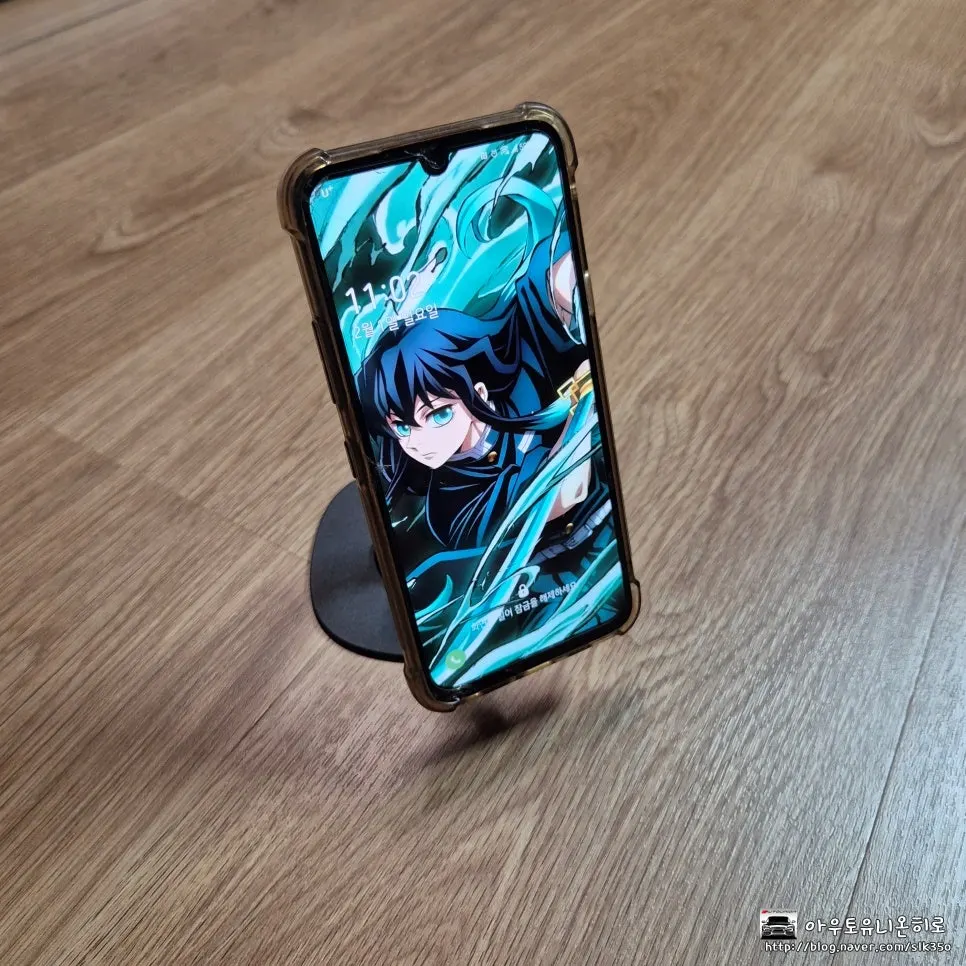 Adjusting the angle of a stand with a smartphone attached