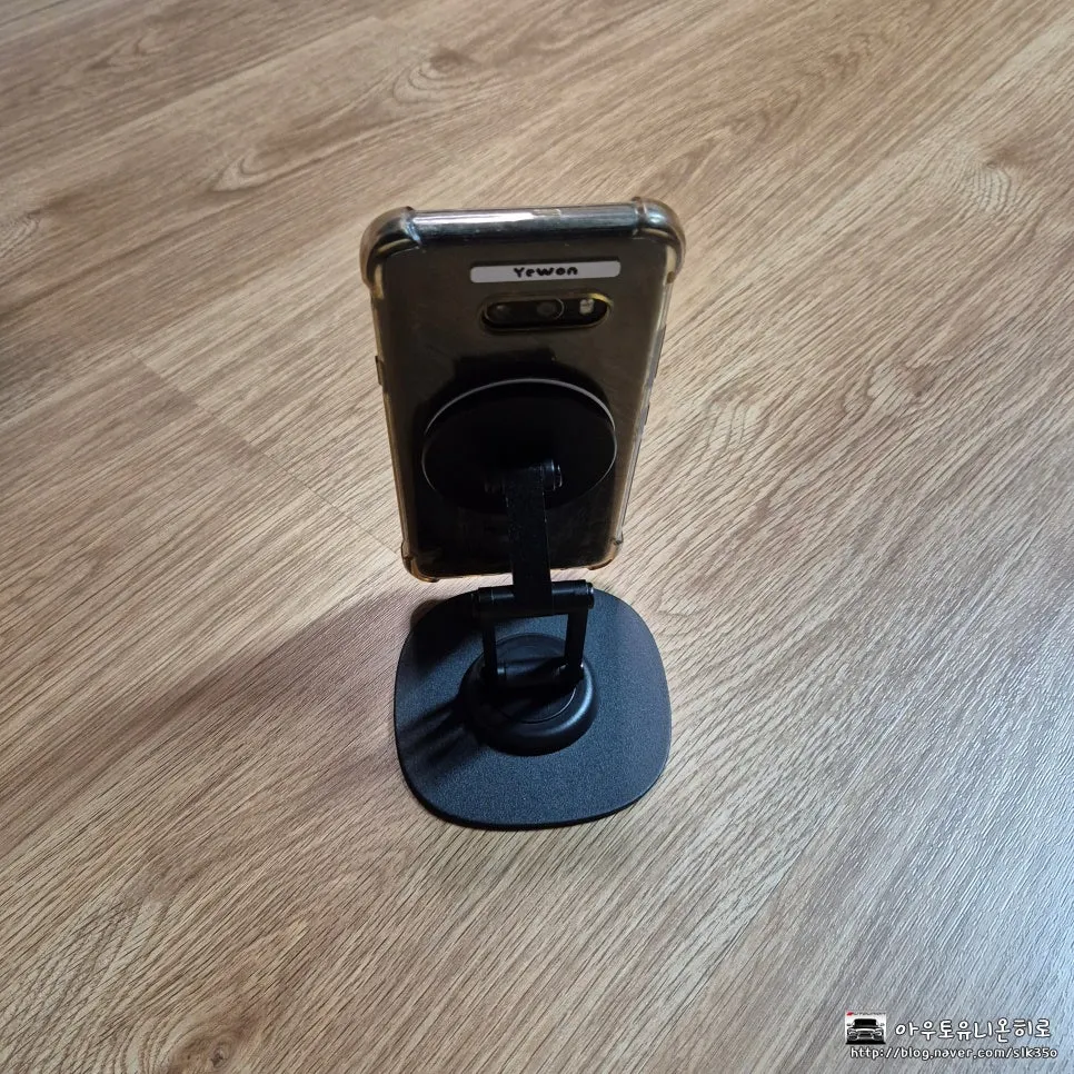 Stand using its joints to set a smartphone angle