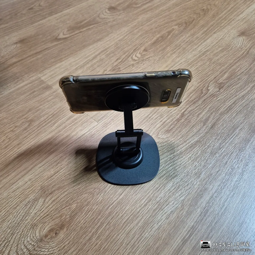 Turning the direction of a smartphone while it remains mounted