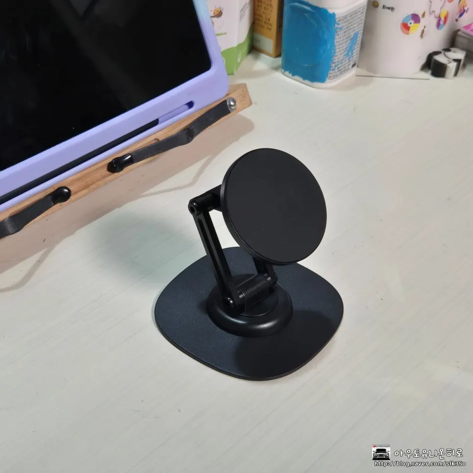 Smartphone switched to landscape orientation on the MagSafe stand