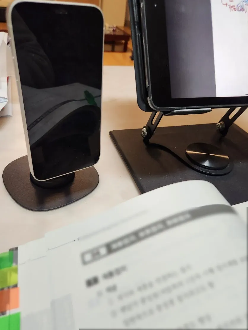 도서관에서 강의를 들을 때 사용한 휴대폰 거치대