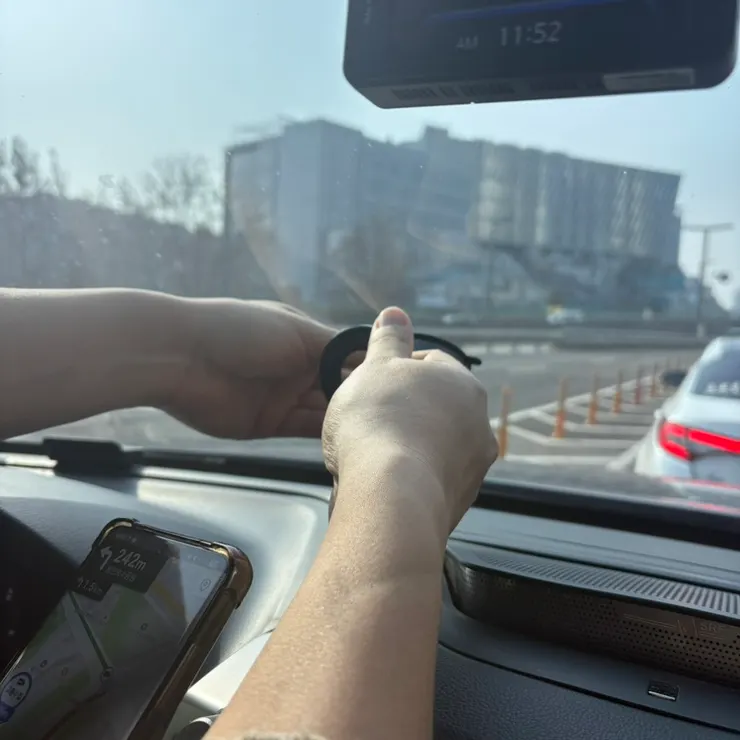 단발로 자른 따뜻한 날의 일상