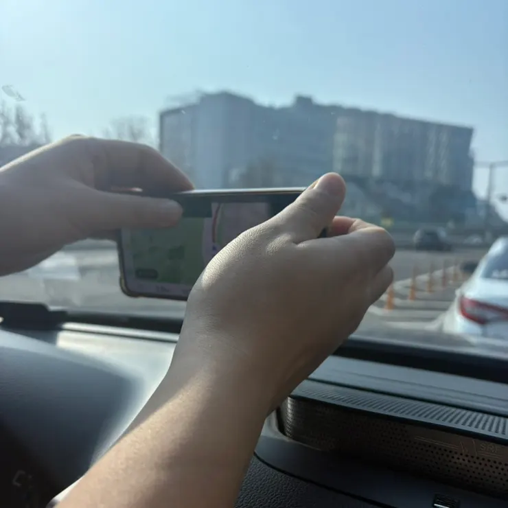 펼친 상태의 360도 핸드폰 거치대