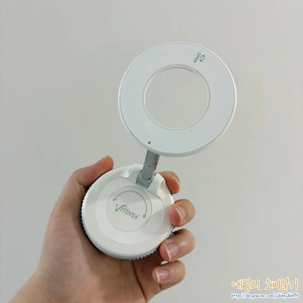 Compact MagSafe stand that is easy to carry