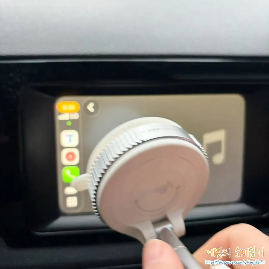 Compact MagSafe stand