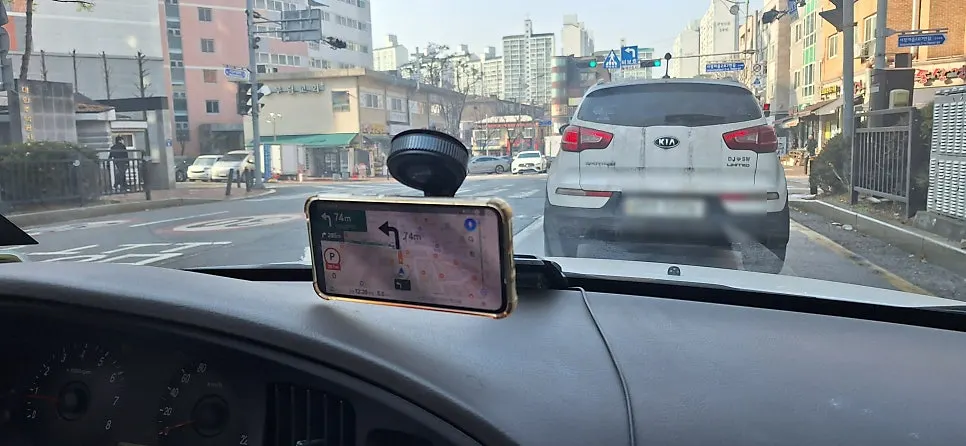 요철 구간에서도 사용한 차량용 거치대