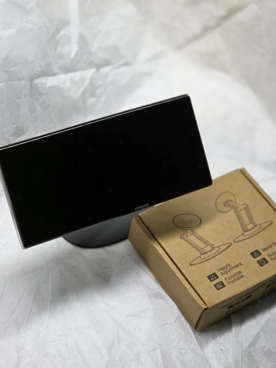 Bitinya stand used on a desk
