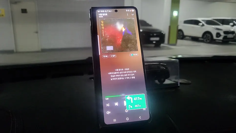 Final view of the phone mount in the car