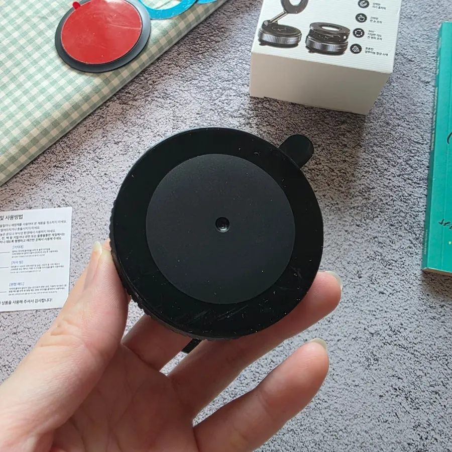 MagSafe mount for attaching and removing a smartphone