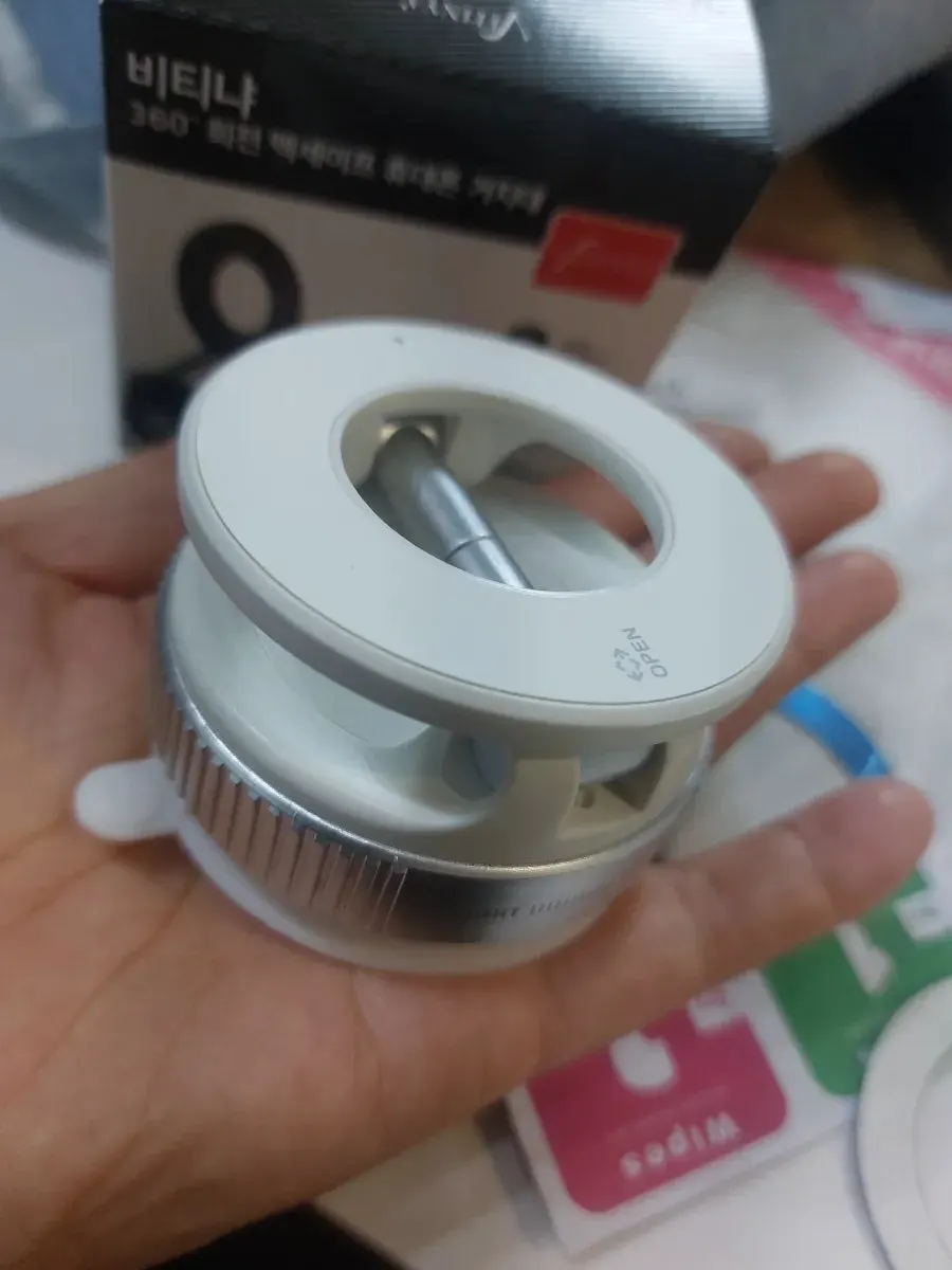 Magnetic ring and round pad for attaching a phone